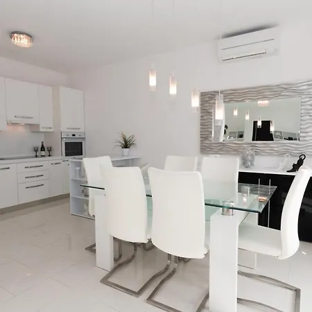 House Queens With Sea View Гостевой дом Селце