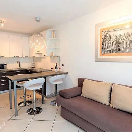 House Queens With Sea View