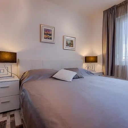 House Queens With Sea View