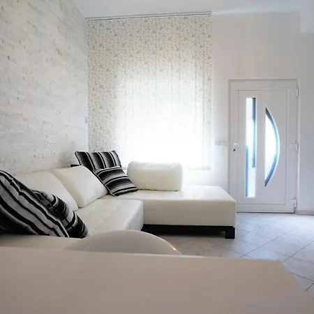 House Queens With Sea View