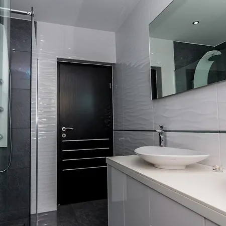 House Queens With Sea View Selce