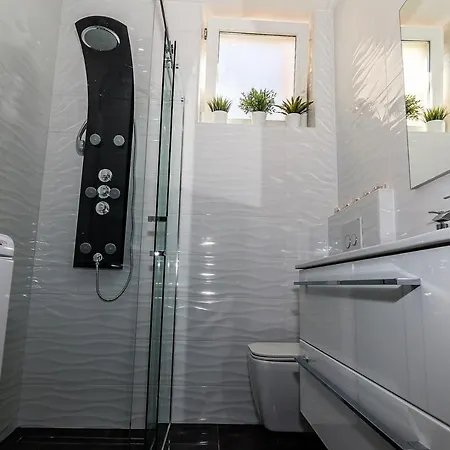 House Queens With Sea View Selce